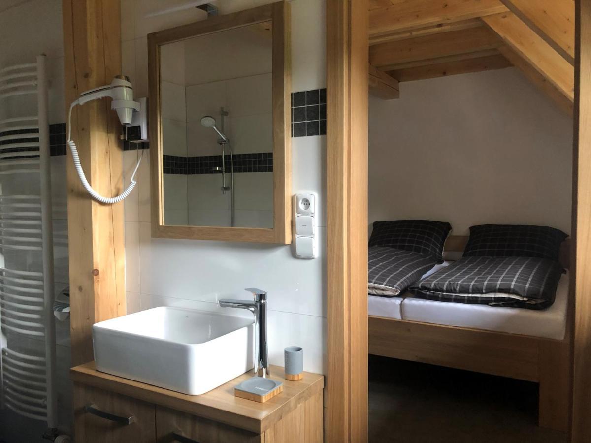 Hotel Kameňácká myslivna Moravany  Esterno foto